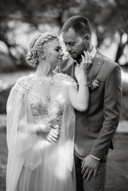 Gelin ve damadın parktaki ilk buluşması.