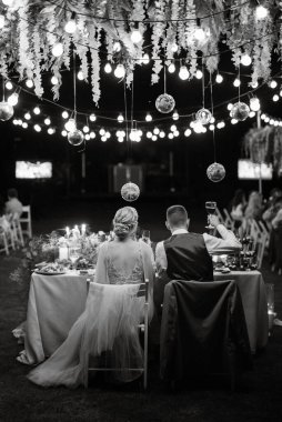 Ormanda akşam yemeği Ampuller ve mumlarla