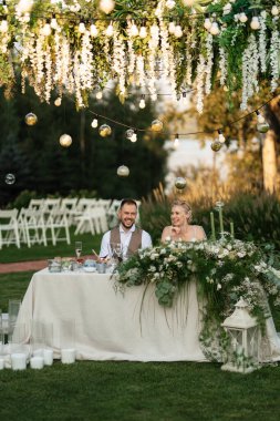 Ormanda akşam yemeği Ampuller ve mumlarla