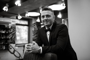 Beyefendinin berber dükkanında sakalını kesen sakallı adam.