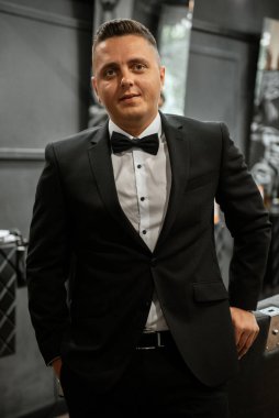 Beyefendinin berber dükkanında sakalını kesen sakallı adam.