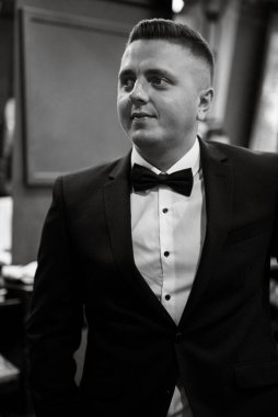 Beyefendinin berber dükkanında sakalını kesen sakallı adam.