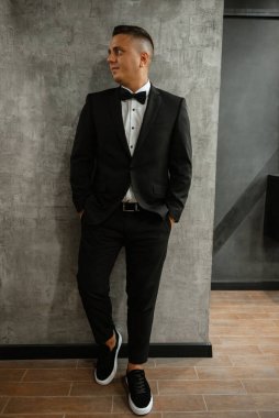 Beyefendinin berber dükkanında sakalını kesen sakallı adam.