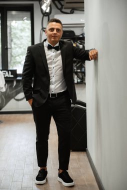 Beyefendinin berber dükkanında sakalını kesen sakallı adam.