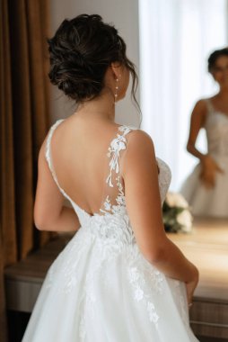 Beyaz elbiseli gelin otelin içindeki eğitim kampında.