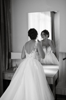 Beyaz elbiseli gelin otelin içindeki eğitim kampında.