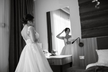 Beyaz elbiseli gelin otelin içindeki eğitim kampında.