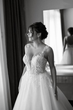 Beyaz elbiseli gelin otelin içindeki eğitim kampında.