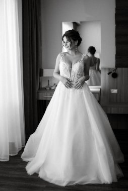 Beyaz elbiseli gelin otelin içindeki eğitim kampında.