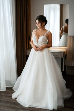 Beyaz elbiseli gelin otelin içindeki eğitim kampında.