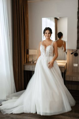 Beyaz elbiseli gelin otelin içindeki eğitim kampında.