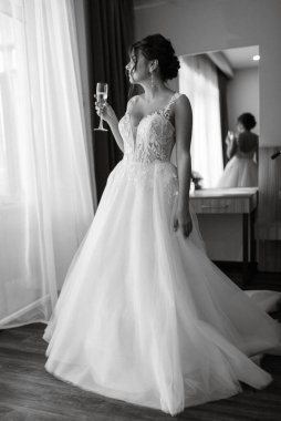 Beyaz elbiseli gelin otelin içindeki eğitim kampında.