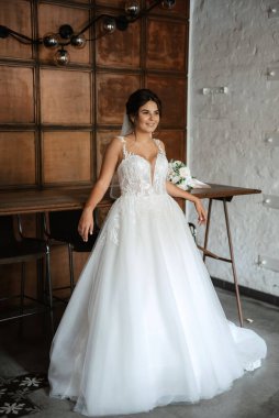 bride inside the cocktail bar at the bar in a bright atmosphere