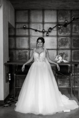 bride inside the cocktail bar at the bar in a bright atmosphere