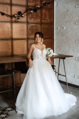 bride inside the cocktail bar at the bar in a bright atmosphere