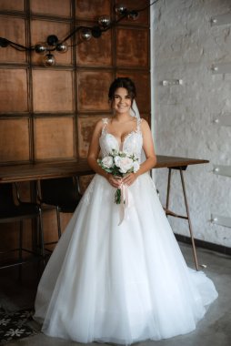 bride inside the cocktail bar at the bar in a bright atmosphere