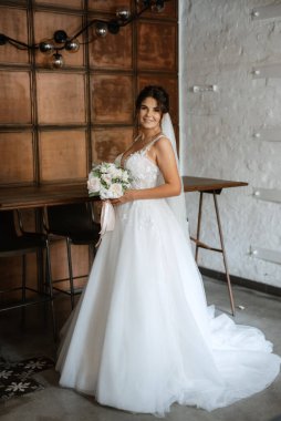 bride inside the cocktail bar at the bar in a bright atmosphere