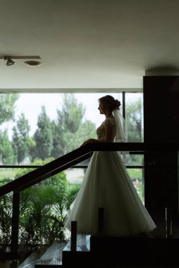 Gelin ve damadın buluşması otel lobisinde.