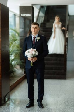 Gelin ve damadın buluşması otel lobisinde.