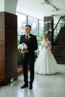 Gelin ve damadın buluşması otel lobisinde.