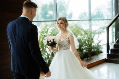 Gelin ve damadın buluşması otel lobisinde.