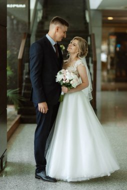 Gelin ve damadın buluşması otel lobisinde.