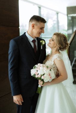 Gelin ve damadın buluşması otel lobisinde.