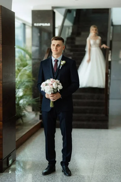 Gelin ve damadın buluşması otel lobisinde.