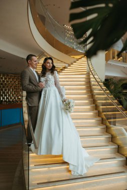 Gelin ve damadın ilk buluşması otel merdivenlerinde.