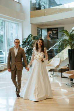 Gelin ve damadın ilk buluşması otel merdivenlerinde.