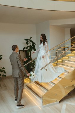 Gelin ve damadın ilk buluşması otel merdivenlerinde.