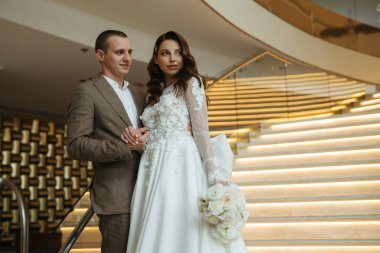 Gelin ve damadın ilk buluşması otel merdivenlerinde.