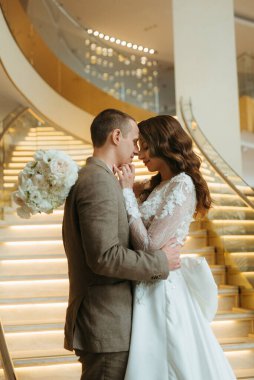 Gelin ve damadın ilk buluşması otel merdivenlerinde.