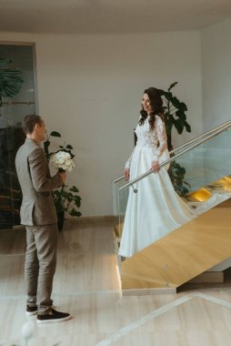 Gelin ve damadın ilk buluşması otel merdivenlerinde.