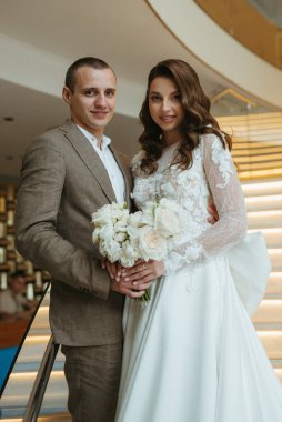 Gelin ve damadın ilk buluşması otel merdivenlerinde.