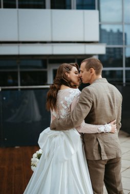 Gelin ve damat ilk kez cam bir gökdelenin çatısında buluşuyorlar.