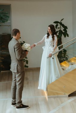 Gelin ve damadın ilk buluşması otel merdivenlerinde.