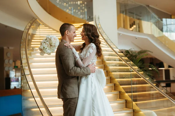 Gelin ve damadın ilk buluşması otel merdivenlerinde.
