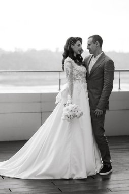 Gelin ve damat ilk kez cam bir gökdelenin çatısında buluşuyorlar.