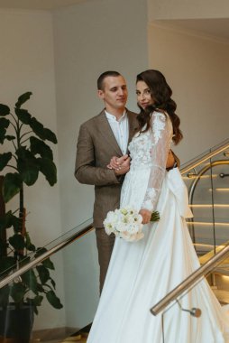 Gelin ve damadın ilk buluşması otel merdivenlerinde.