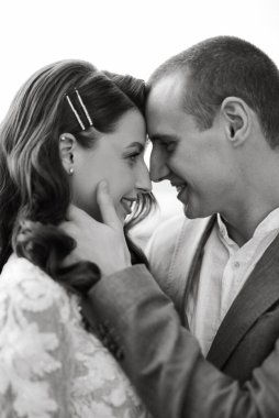 Gelin ve damat ilk kez cam bir gökdelenin çatısında buluşuyorlar.