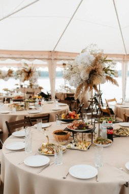 Doğal çiçekler ve yeşil elementlerden yapılmış zarif düğün süsleri.