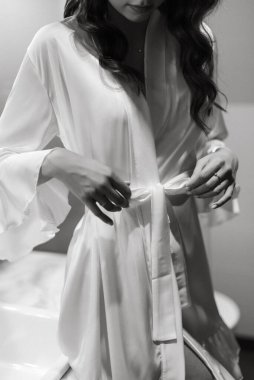 Kahverengi saçlı kız sabah banyoda aynanın önünde.