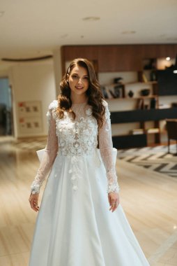 Gelinlik giymiş genç bir kız damatla otel lobisinde buluşmaya gider.