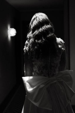 Gelini korse ve dantelli bir gelinlikle giydir.