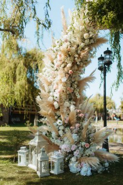 Çam ağacındaki çayırda kurumuş çiçeklerle düğün alanı.