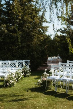 Çam ağacındaki çayırda kurumuş çiçeklerle düğün alanı.