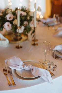 Düğünler için ziyafet salonu, şölen salonu dekorasyonu, atmosfer dekorasyonu.