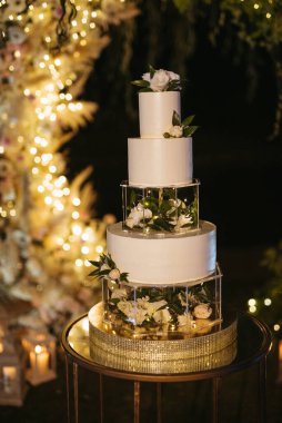 Yeni evlilerin düğün pastasında ateşli bir düğün.