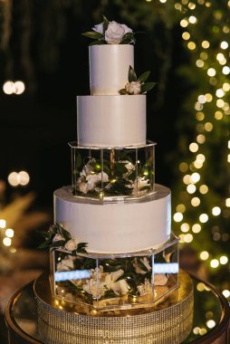 Yeni evlilerin düğün pastasında ateşli bir düğün.